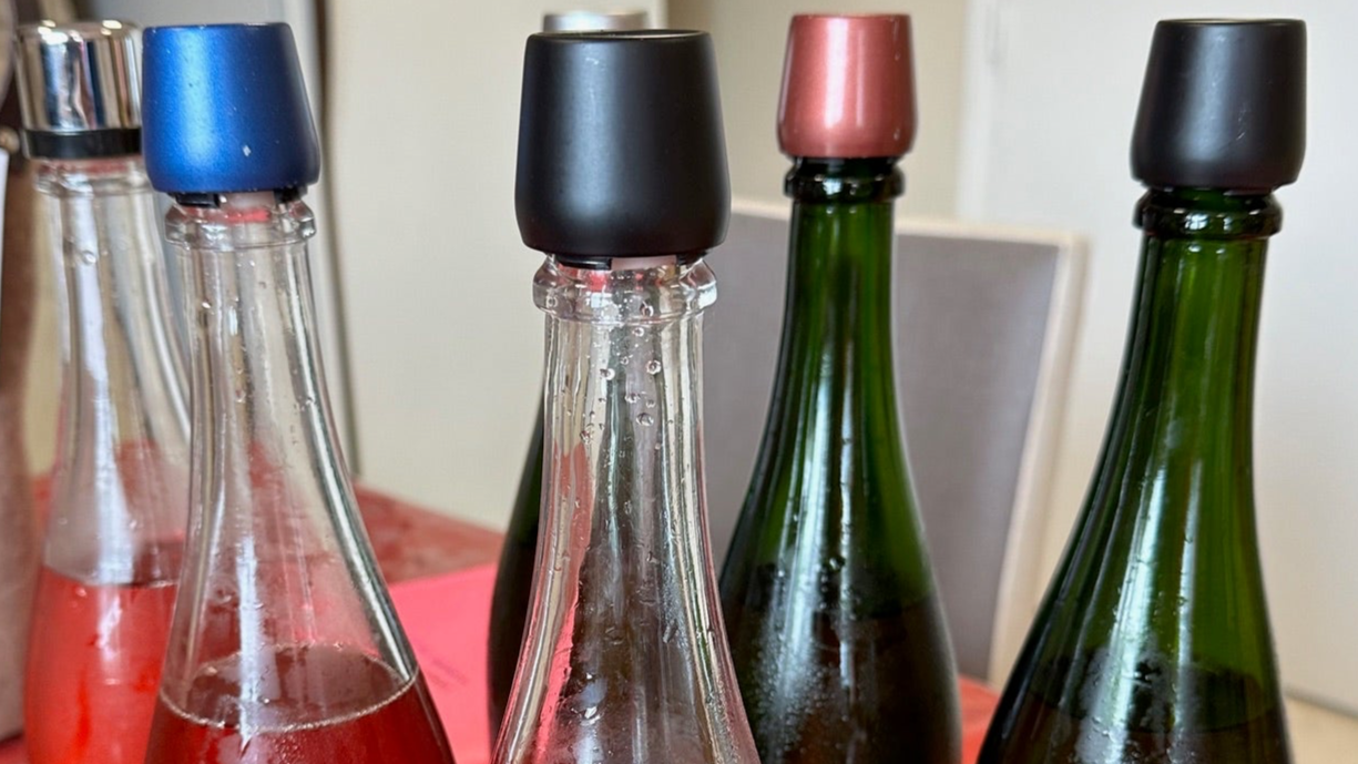 Bouteilles de champagne Dragon des Alpes fermées avec des bouchons hermétiques, illustrant les conseils de dégustation et la fausse astuce de la cuillère.